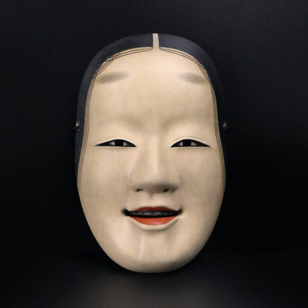 Masque waka-onna jeune fille du théâtre Nô Shōwa en bois (face)