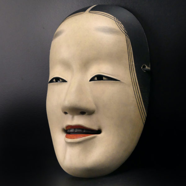Masque waka-onna jeune fille du théâtre Nô Shōwa en bois (3/4)