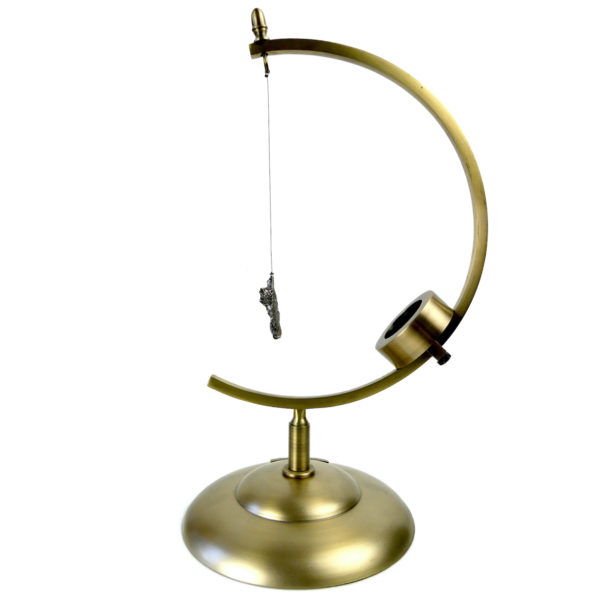 Météorite Sikhote Alin de Sibérie en lévitation sur socle en laiton (dos)