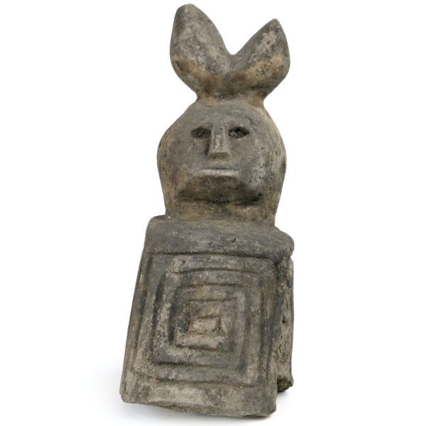 Grande statuette Sumba Katoda anthropomorphe massive en pierre (face)