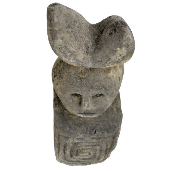 Grande statuette Sumba Katoda anthropomorphe massive en pierre (dessus 3/4)