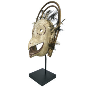 Grand masque Esprit Oiseau céphalomorphe style Yupik sur pied (3/4)