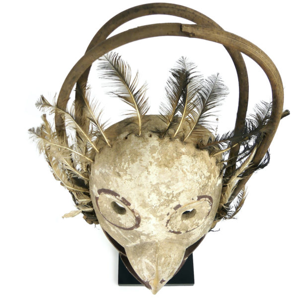 Grand masque Esprit Oiseau céphalomorphe style Yupik sur pied (dessus)