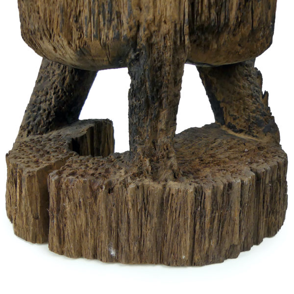 Grande statue Modang ancienne Kalimantan Dayak en bois de fer érodé (détail)