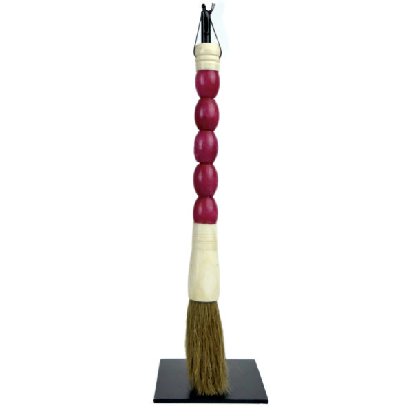 Pinceau de calligraphie chinoise en pierre rose rouge suspendu (face)