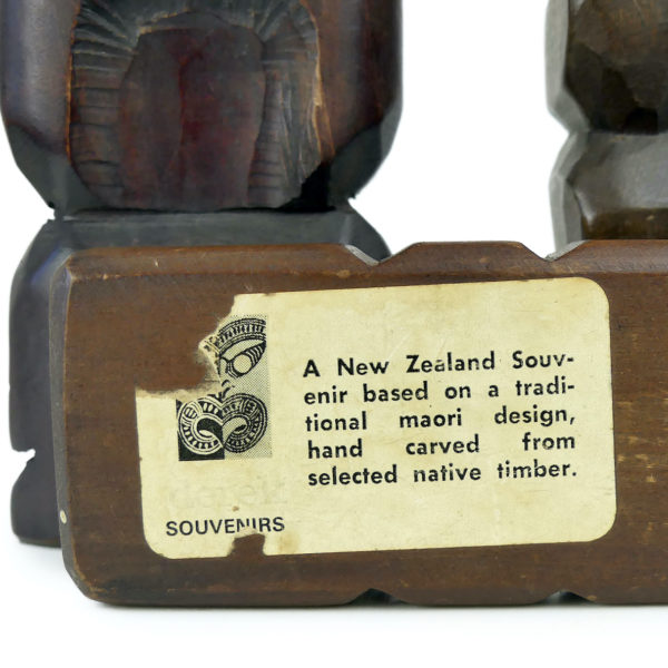 3 petits Teko Teko Maoris anciens en bois et ormeaux Nouvelle-Zélande (détail)