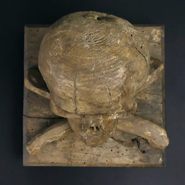 Crâne d’église ancien en bois sculpté Crâne d'Adam Vanitas Memento mori (dessus)