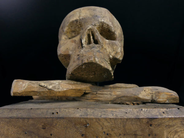 Crâne d’église ancien en bois sculpté Crâne d'Adam Vanitas Memento mori (face)