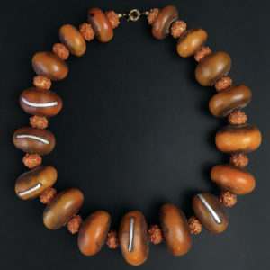 Collier berbère Amazigh ancien en ambre et boules Tagmout Maroc (face)