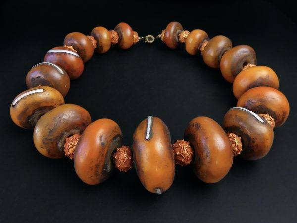 Collier berbère Amazigh ancien en ambre et boules Tagmout Maroc (3/4)