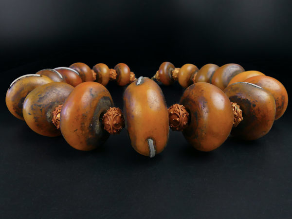 Collier berbère Amazigh ancien en ambre et boules Tagmout Maroc (profil)
