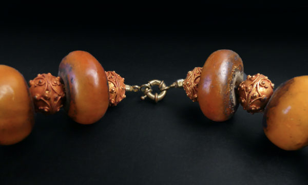 Collier berbère Amazigh ancien en ambre et boules Tagmout Maroc (détail)