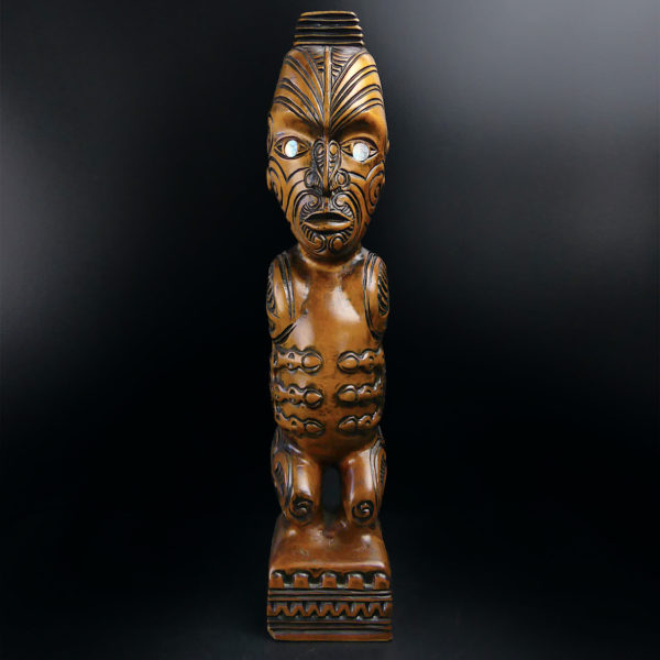 Teko Teko Poutokomanawa Māori signé en bois de Kauri (face)