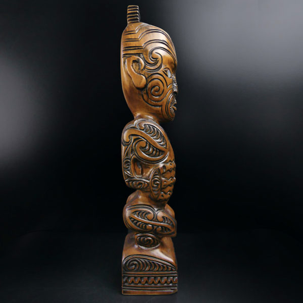 Teko Teko Poutokomanawa Māori signé en bois de Kauri (profil)
