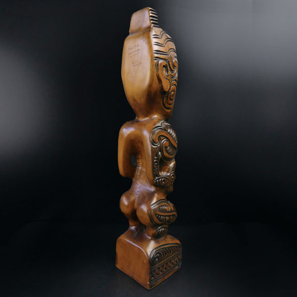 Teko Teko Poutokomanawa Māori signé en bois de Kauri (3/4 dos)