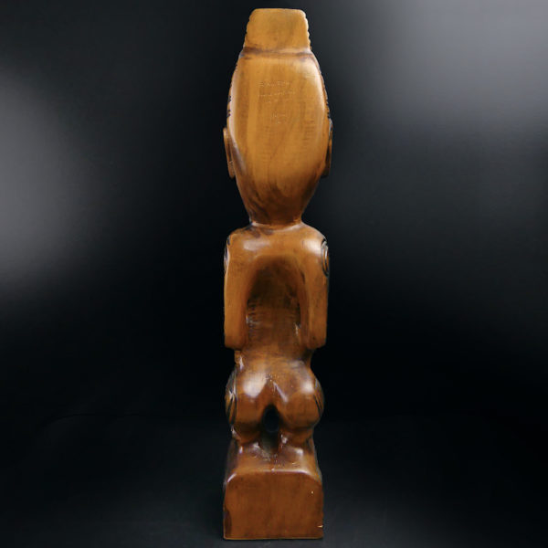 Teko Teko Poutokomanawa Māori signé en bois de Kauri (dos)