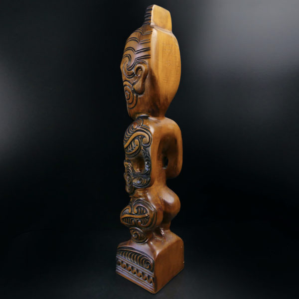 Teko Teko Poutokomanawa Māori signé en bois de Kauri (3/4 dos)