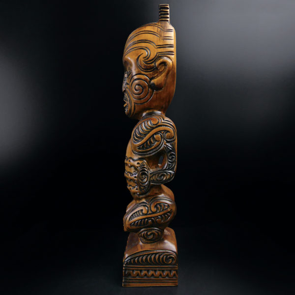 Teko Teko Poutokomanawa Māori signé en bois de Kauri (profil)