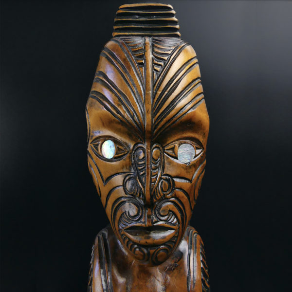 Teko Teko Poutokomanawa Māori signé en bois de Kauri (détail)