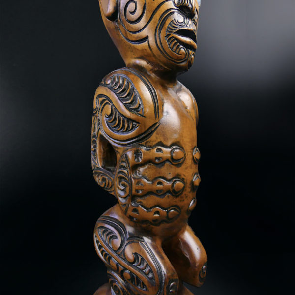 Teko Teko Poutokomanawa Māori signé en bois de Kauri (détail)