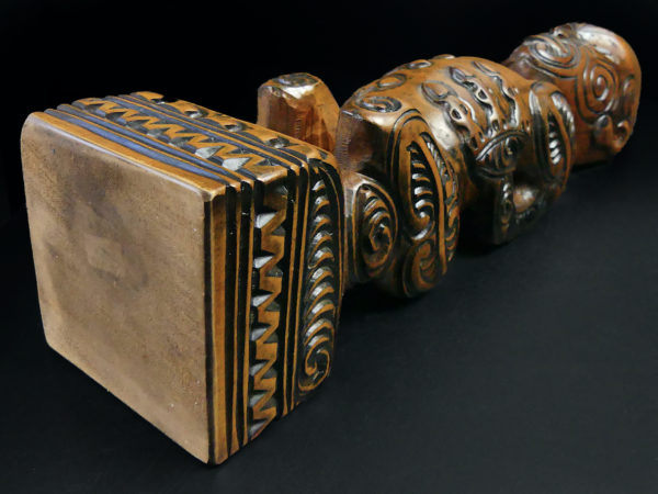 Teko Teko Poutokomanawa Māori signé en bois de Kauri (dessous 3/4)