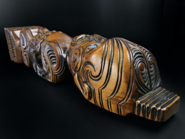 Teko Teko Poutokomanawa Māori signé en bois de Kauri (dessus 3/4)