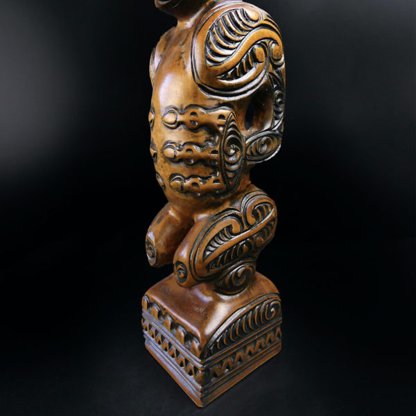 Teko Teko Poutokomanawa Māori signé en bois de Kauri (détail)