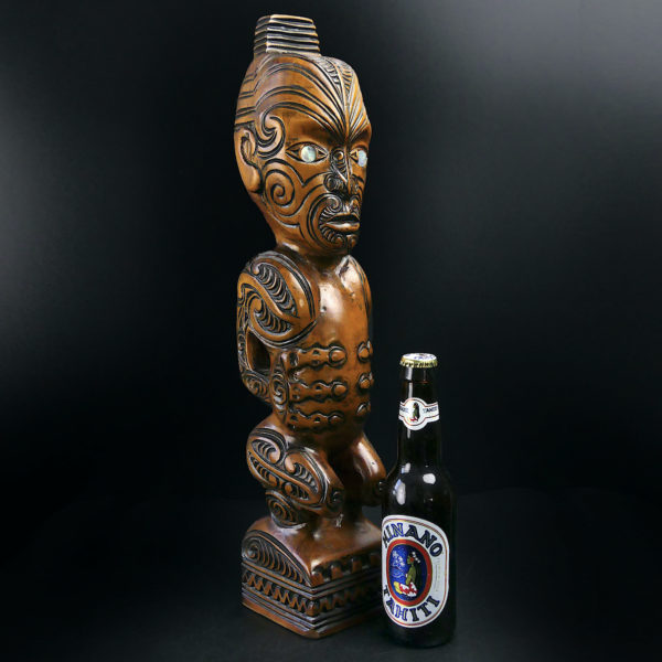 Teko Teko Poutokomanawa Māori signé en bois de Kauri (proportion)