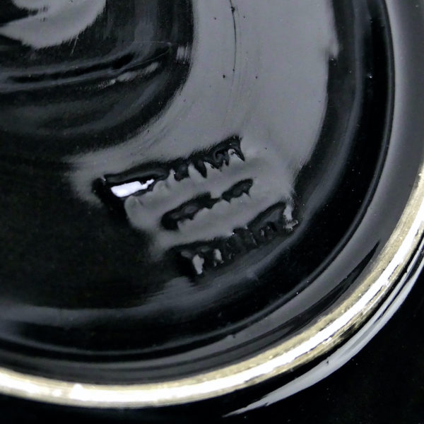 Plat moderniste Dripping Poët-Laval dans le style de Jackson Pollock (dessous détail)