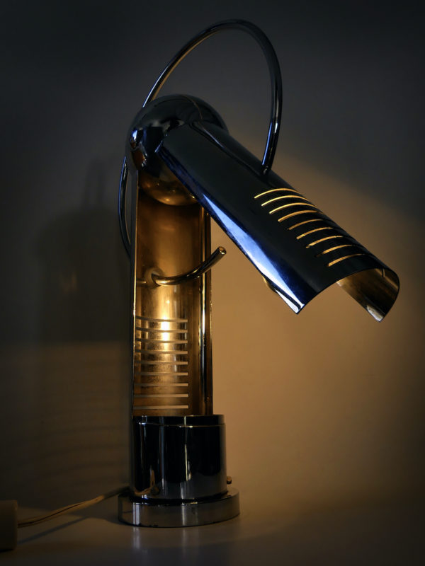Lampe Reggiani Space Age en acier chromé des années 60 Design italien (allumée 3/4)
