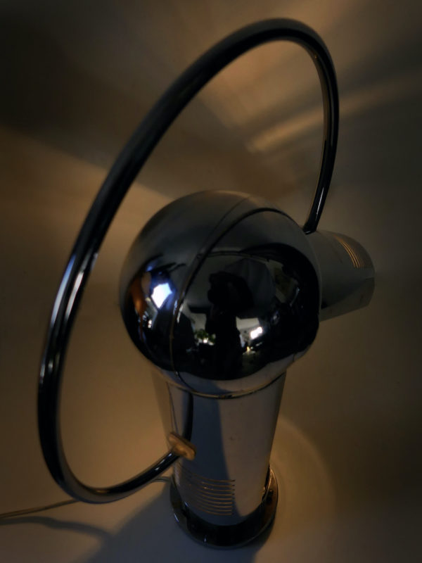 Lampe Reggiani Space Age en acier chromé des années 60 Design italien (allumée dessus 3/4)