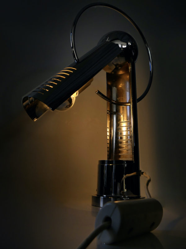 Lampe Reggiani Space Age en acier chromé des années 60 Design italien (allumée 3/4)