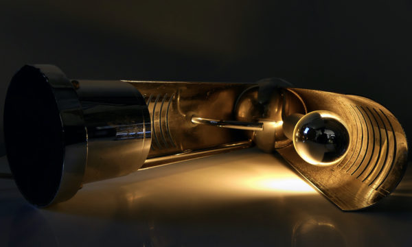 Lampe Reggiani Space Age en acier chromé des années 60 Design italien (allumée dessous)