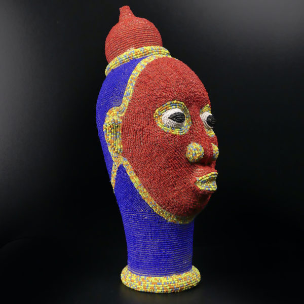 Tête perlée Bamiléké en terre cuite et perles Art du Cameroun (3/4)