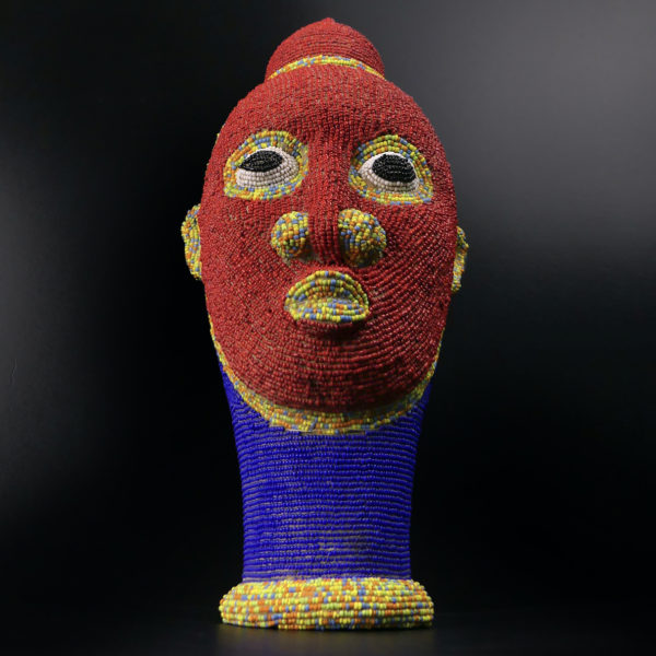 Tête perlée Bamiléké en terre cuite et perles Art du Cameroun (face)