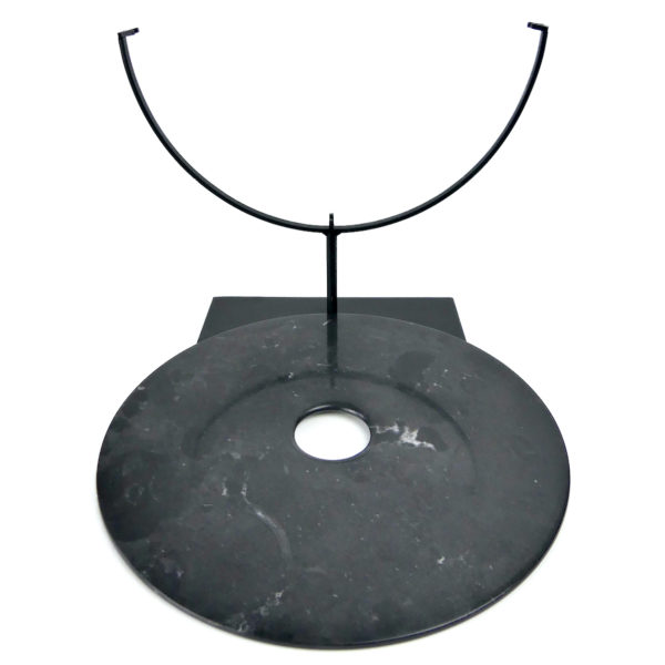 Yubi en marbre noir disque bi chinois sur pied métallique noir (détail)