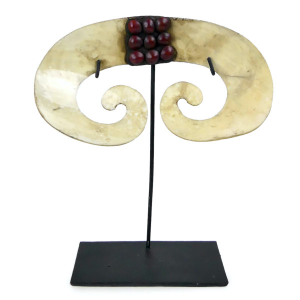 Bipane asmat ornement nasal en coquillage et graines rouges (face)