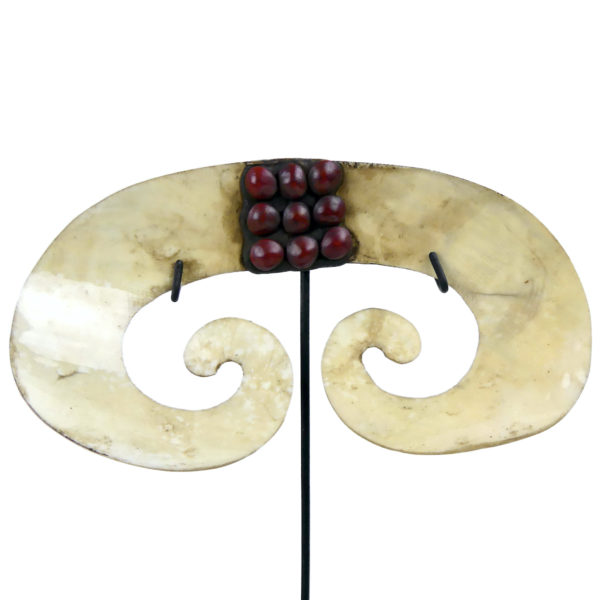 Bipane asmat ornement nasal en coquillage et graines rouges (face)