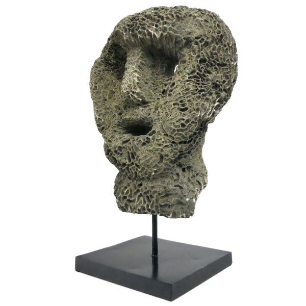 Grand masque d’ancêtre Atoni en corail fossilisé sur pied (3/4)