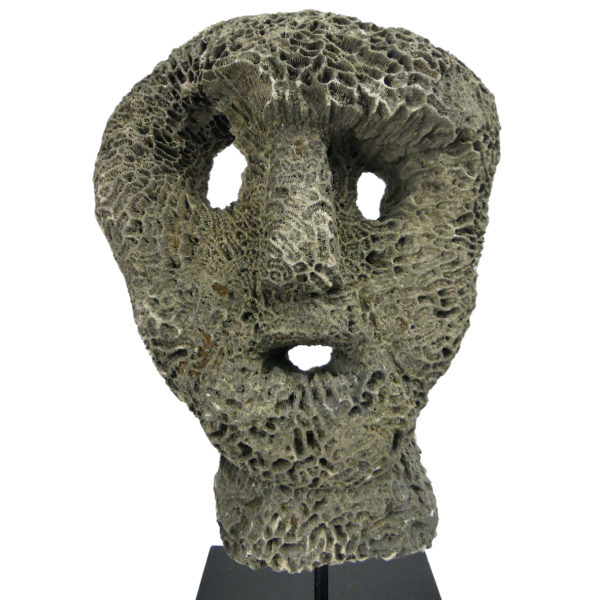 Grand masque d’ancêtre Atoni en corail fossilisé sur pied (face)
