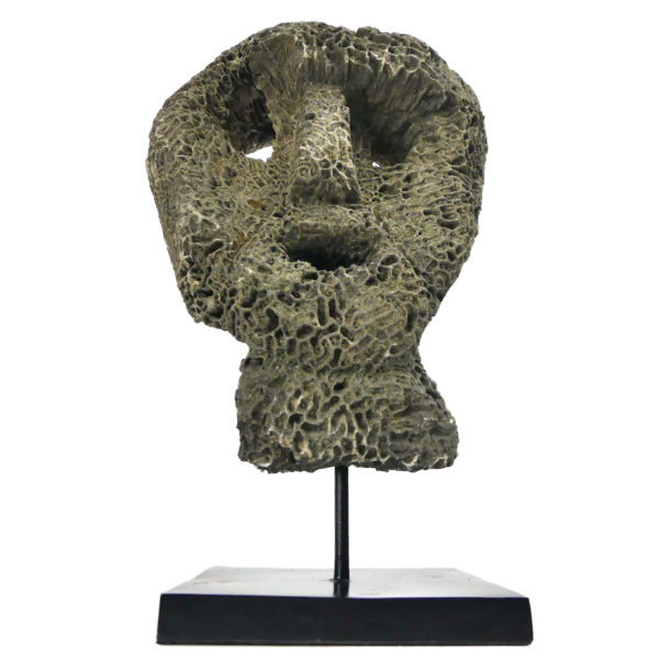 Grand masque d’ancêtre Atoni en corail fossilisé sur pied (face)