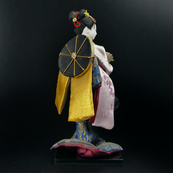 Poupée Geisha japonaise à l’éventail en kimono de ville Geisha doll (3/4 dos)