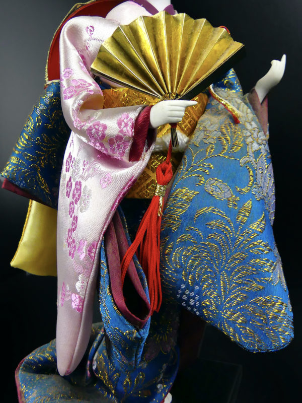 Poupée Geisha japonaise à l’éventail en kimono de ville Geisha doll (détail)