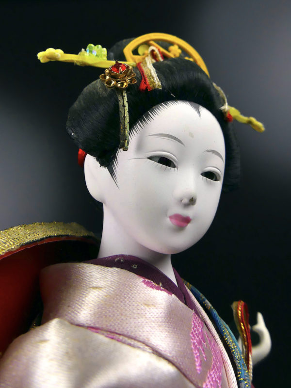 Poupée Geisha japonaise à l’éventail en kimono de ville Geisha doll (détail)