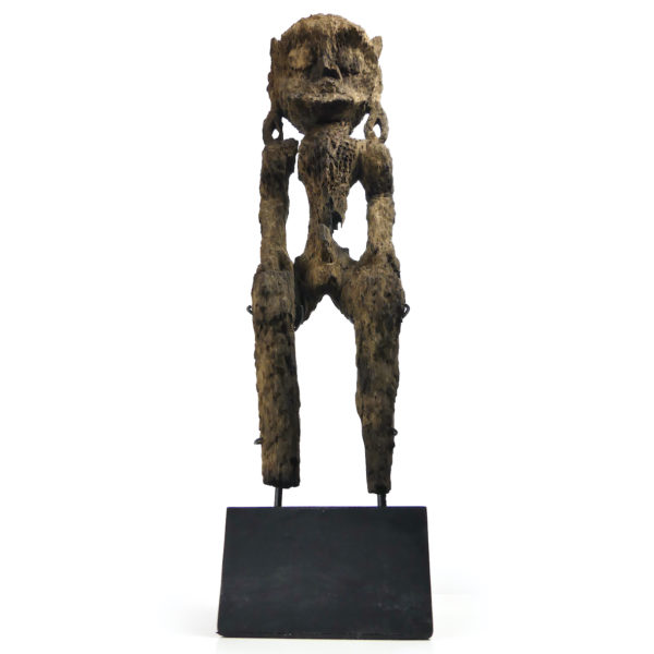 Statue Modang très érodée de Kalimantan en bois de fer Art Dayak (dessous face)