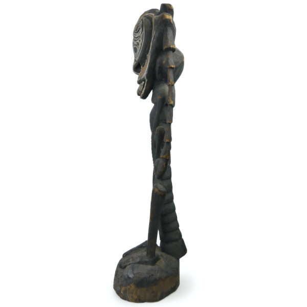 Grand totem insecte iatmul anthropomorphe monoxyle Moyen Sépik (profil)