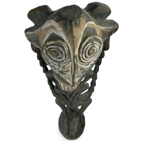 Grand totem insecte iatmul anthropomorphe monoxyle Moyen Sépik (dessus 3/4)