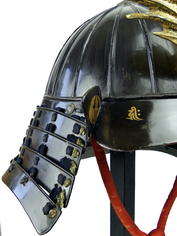 Kabuto Maruni Daki Omodaka au dragon d’eau doré Début Edo soclé (détail)