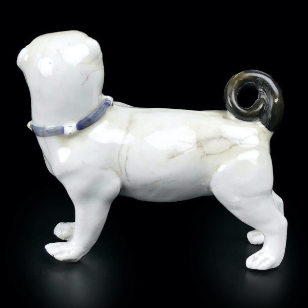 Carlin en porcelaine ancienne molosse debout au collier bleu Fin XIXe (profil)