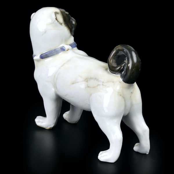 Carlin en porcelaine ancienne molosse debout au collier bleu Fin XIXe (3/4 dos)